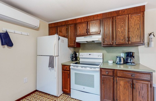East Harwich Casa | Charming ranch home with fast WiFi, central air conditioning, & a washer/dryer