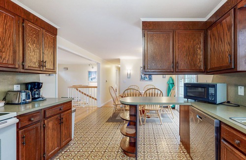 East Harwich Casa | Charming ranch home with fast WiFi, central air conditioning, & a washer/dryer