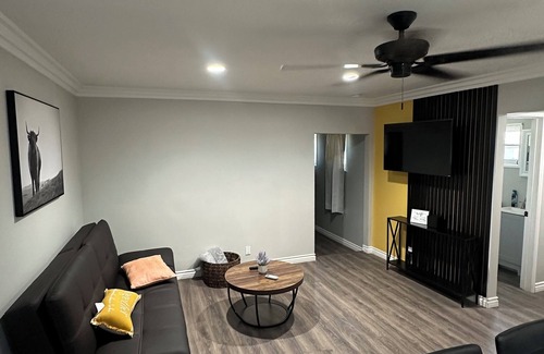 El Monte Casa | Charming Ranch style 2-bedroom house in El Monte with AC, WiFi and parking.