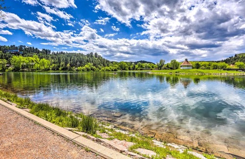 Rapid City Apartamento | Charming Rapid City Apartment Walk to Lake!