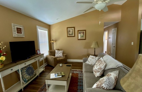 Landrum Cabaña | "Charming ~ Refreshing ~ Convenient"