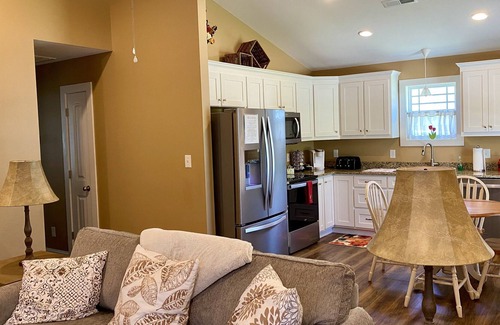 Landrum Cabaña | "Charming ~ Refreshing ~ Convenient"