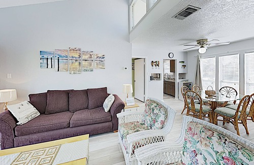Sailhouse Condominio | Charming Remodeled Condo w/ Pool, Pier & Private Balcony
