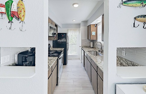 Sailhouse Condominio | Charming Remodeled Condo w/ Pool, Pier & Private Balcony