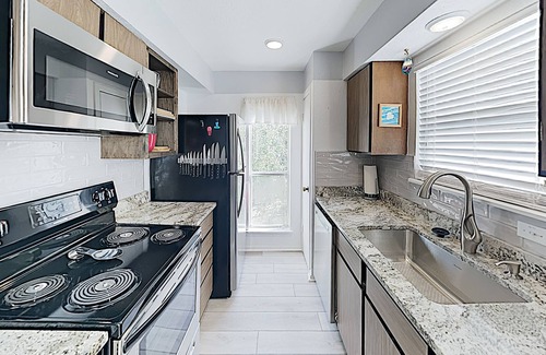 Sailhouse Condominio | Charming Remodeled Condo w/ Pool, Pier & Private Balcony