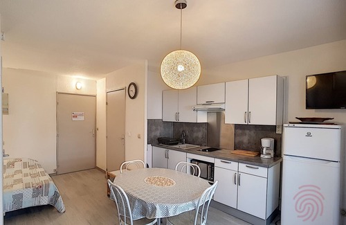 Lamalou-les-Bains Apartamento | Apartamento renovado con balcón y vistas, cerca de los baños termales