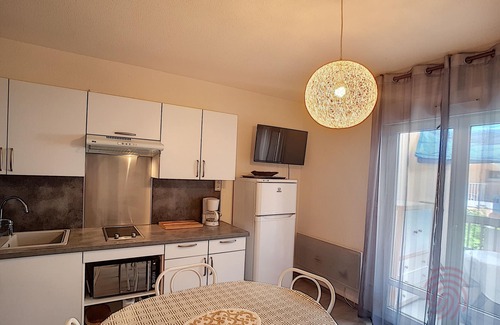 Lamalou-les-Bains Apartamento | Apartamento renovado con balcón y vistas, cerca de los baños termales