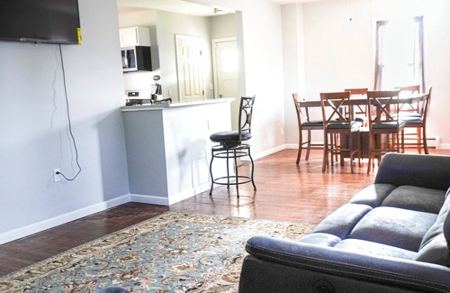 East Hartford Casa | Charming renovated 3-bedroom house.