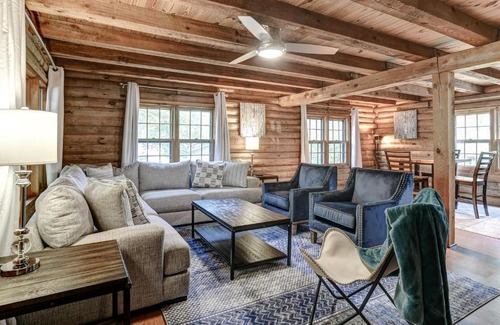 Royal Pines Casa | Charming Renovated Cabin with Fireplace