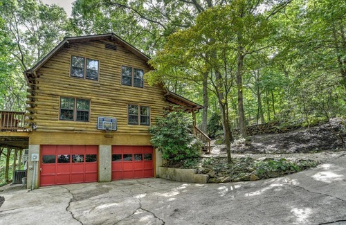 Royal Pines Casa | Charming Renovated Cabin with Fireplace
