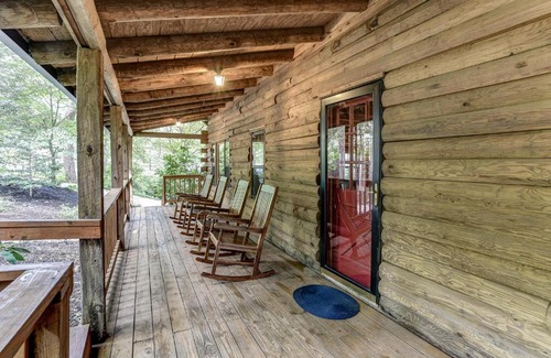 Royal Pines Casa | Charming Renovated Cabin with Fireplace