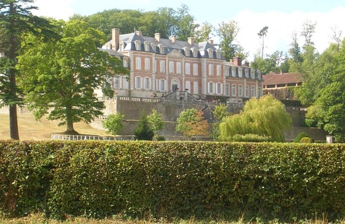 Saint-Christophe-le-Jajolet Cabaña | Casa Rústica Renovada: Jardín Cerrado, Vistas al Castillo, Ideal para Teletrabajo y Actividades