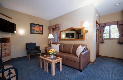 Olympic Valley Complejo | Charming resort in Olympic valley, CA. walking distance to Palisades Tahoe ski