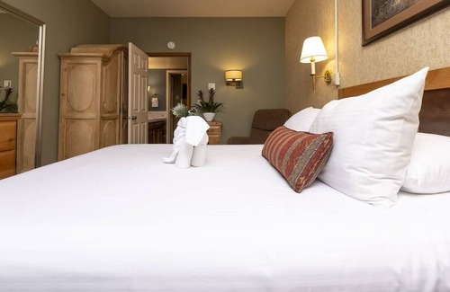 Olympic Valley Complejo | Charming resort in Olympic valley, CA. walking distance to Palisades Tahoe ski