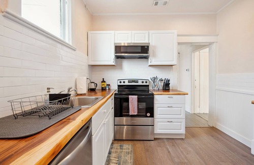 Metropolitan Casa | Charming Retreat 4BR w/ Pool table + Board games