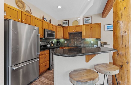 Keystone Condominio | Charming Retreat in Keystone w/ Private Patio & Fireplace, Close to River Run