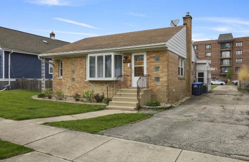 Des Plaines Casa | Charming Retreat in the Heart of Des Plaines residence