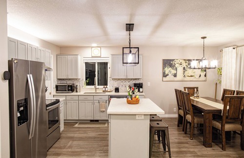 Hillsboro Casa | Charming Retreat: King Bed, Full Kitchen & Spacious Backyard. Perfect Location!