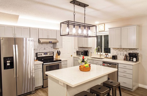 Hillsboro Casa | Charming Retreat: King Bed, Full Kitchen & Spacious Backyard. Perfect Location!