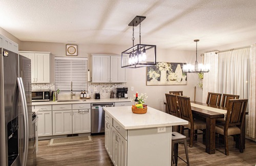 Hillsboro Casa | Charming Retreat: King Bed, Full Kitchen & Spacious Backyard. Perfect Location!