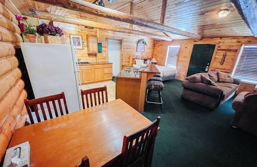 Last Chance Cabina | Charming Riverfront Bungalow - Just steps away from the River Bank!