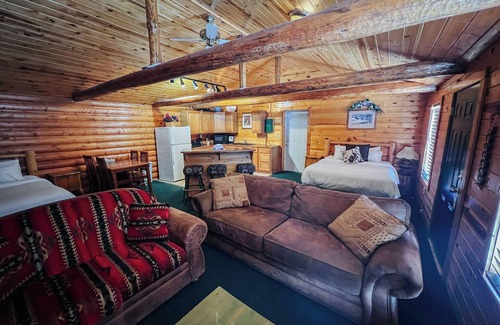 Last Chance Cabina | Charming Riverfront Bungalow - Just steps away from the River Bank!