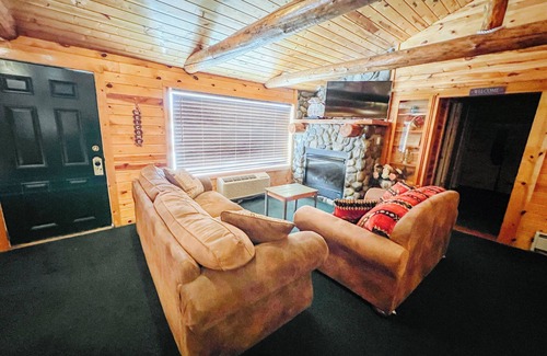 Last Chance Cabina | Charming Riverfront Bungalow - Just steps away from the River Bank!