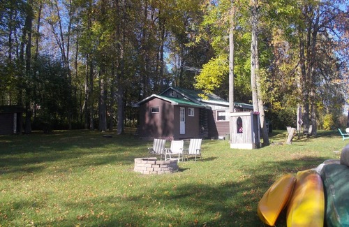 Montague Cabaña | Charming Riverside Cottage Retreat in Historic Merrickville, Ontario