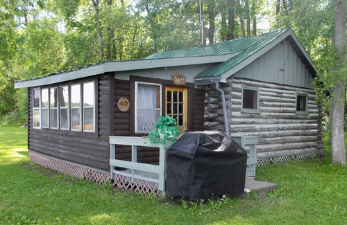Montague Cabaña | Charming Riverside Cottage Retreat in Historic Merrickville, Ontario