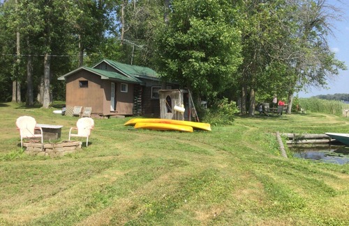 Montague Cabaña | Charming Riverside Cottage Retreat in Historic Merrickville, Ontario