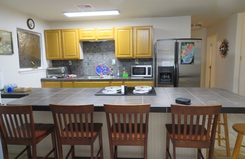 Elmaton Casa | Charming Riverside Home w/ Deck and Fishing. 15 minutes to STP and Bechtel.