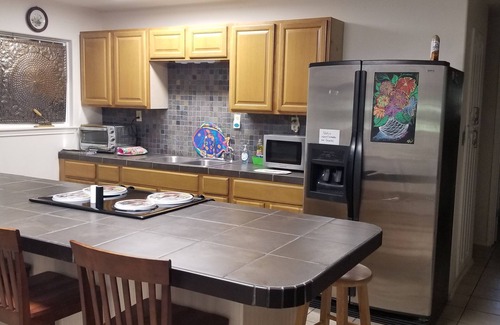 Elmaton Casa | Charming Riverside Home w/ Deck and Fishing. 15 minutes to STP and Bechtel.