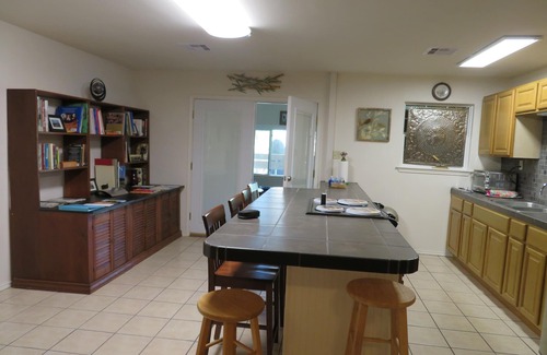 Elmaton Casa | Charming Riverside Home w/ Deck and Fishing. 15 minutes to STP and Bechtel.