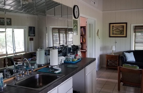 Elmaton Casa | Charming Riverside Home w/ Deck and Fishing. 15 minutes to STP and Bechtel.