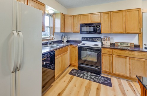 Mindoro Casa | Charming Rockland Retreat w/ Deck & Grill!