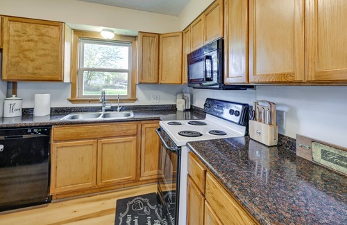 Mindoro Casa | Charming Rockland Retreat w/ Deck & Grill!