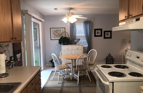 Pawleys Island Cabaña | Encanto Rose Cottage - tranquila, a minutos de la playa, etc.