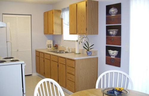 Pawleys Island Cabaña | Encanto Rose Cottage - tranquila, a minutos de la playa, etc.