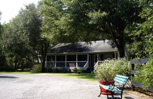 Pawleys Island Cabaña | Encanto Rose Cottage - tranquila, a minutos de la playa, etc.