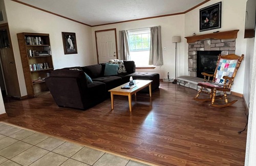Livingston Casa | Charming rural setting 2-bedroom house in brilliant Livingston with WiFi and AC.