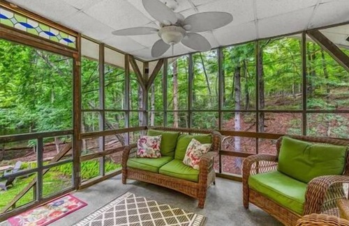 Stokes Casa | Charming & rustic 4-bedroom house minutes from Hanging Rock State Park