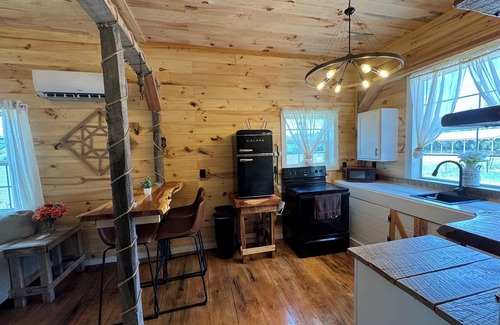 Riceville Cabina | Charming rustic modern 2-bedroom cabin farm stay, privacy & close to town!