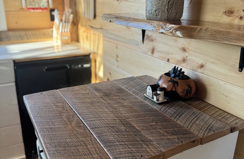 Riceville Cabina | Charming rustic modern 2-bedroom cabin farm stay, privacy & close to town!