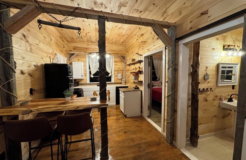 Riceville Cabina | Charming rustic modern 2-bedroom cabin farm stay, privacy & close to town!
