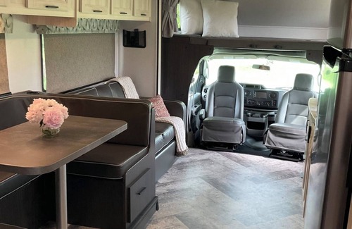 Redmond Casa | Charming RV with AC in Redmond - Getaway in the Heart of Central Oregon