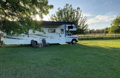 Redmond Casa | Charming RV with AC in Redmond - Getaway in the Heart of Central Oregon