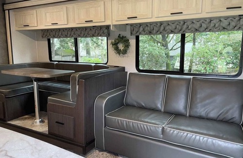 Redmond Casa | Charming RV with AC in Redmond - Getaway in the Heart of Central Oregon