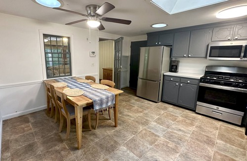 Sandwich Casa | Charming Sandwich Cape Home - Short Drive to Beach & Boardwalk