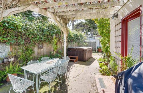 Westside Santa Cruz Apartamento | Charming Santa Cruz Studio with Private Hot Tub