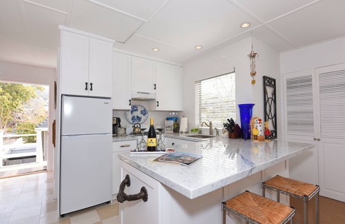 Country Club Apartamento | Charming Seashell Cottage Overlooking Garden